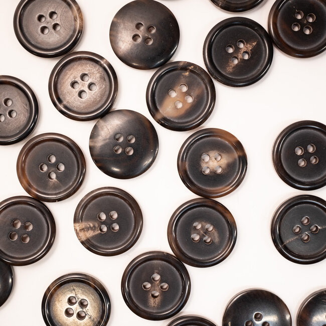 4 holes horn button brown 20mm (32L)