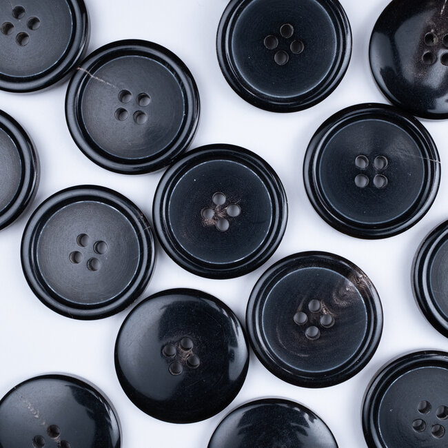 4 holes horn button dark brown 25mm (40L)