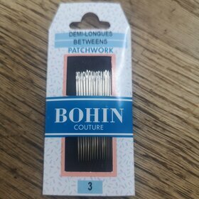 Between hand sewing needles Bohin N°3