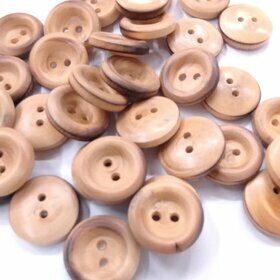 Boxwood button for coat 18 mm two holes