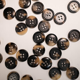 4 holes horn button 75% mottled 15mm (24L)