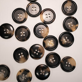 4 holes horn button 75% mottled 20mm (32L)