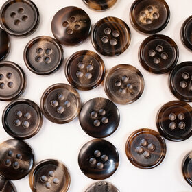 4 holes horn button brown15mm (24L)