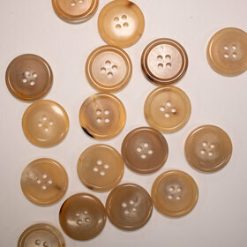 4 holes horn button natural 15mm (24L)