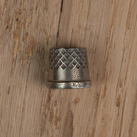 12.5 mm (B) White bronze dice