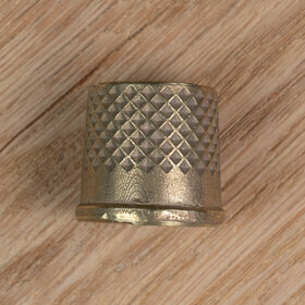 17.7 mm (L) tailor's thimble - brass