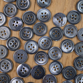 Grey Mother-of-pearl button 15mm (24L)