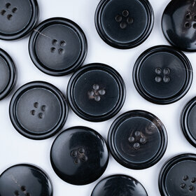 4 holes horn button dark brown 25mm (40L)